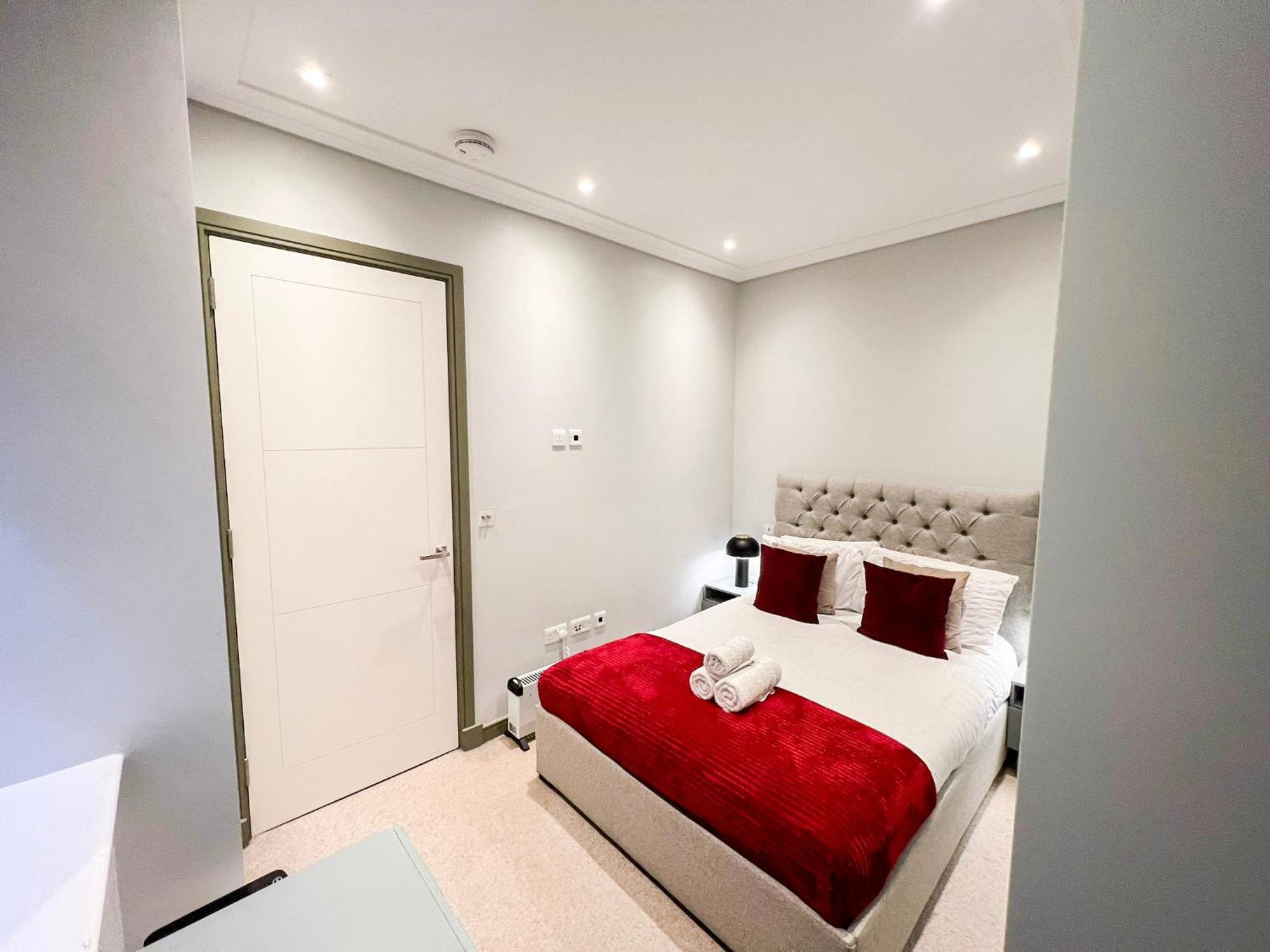 Posh 3 Bedroom Flat With Terrace And Indoor Fireplace In Mayfair, Near Hyde Park Лондон Экстерьер фото